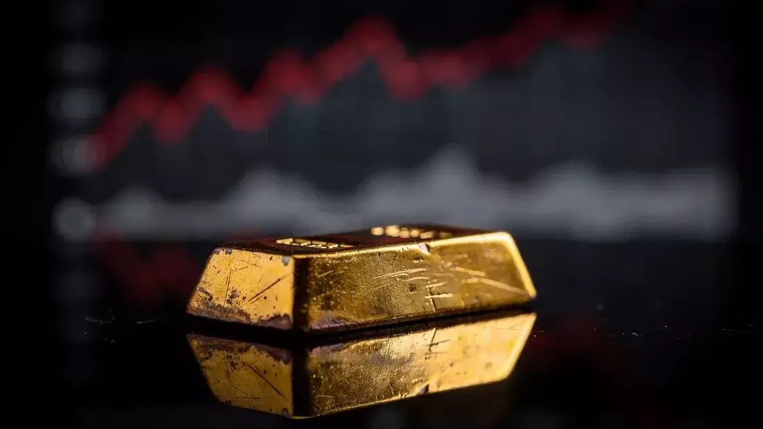 Gold Rebounds on Weak Payrolls Data, But Institutional Outflows Persist