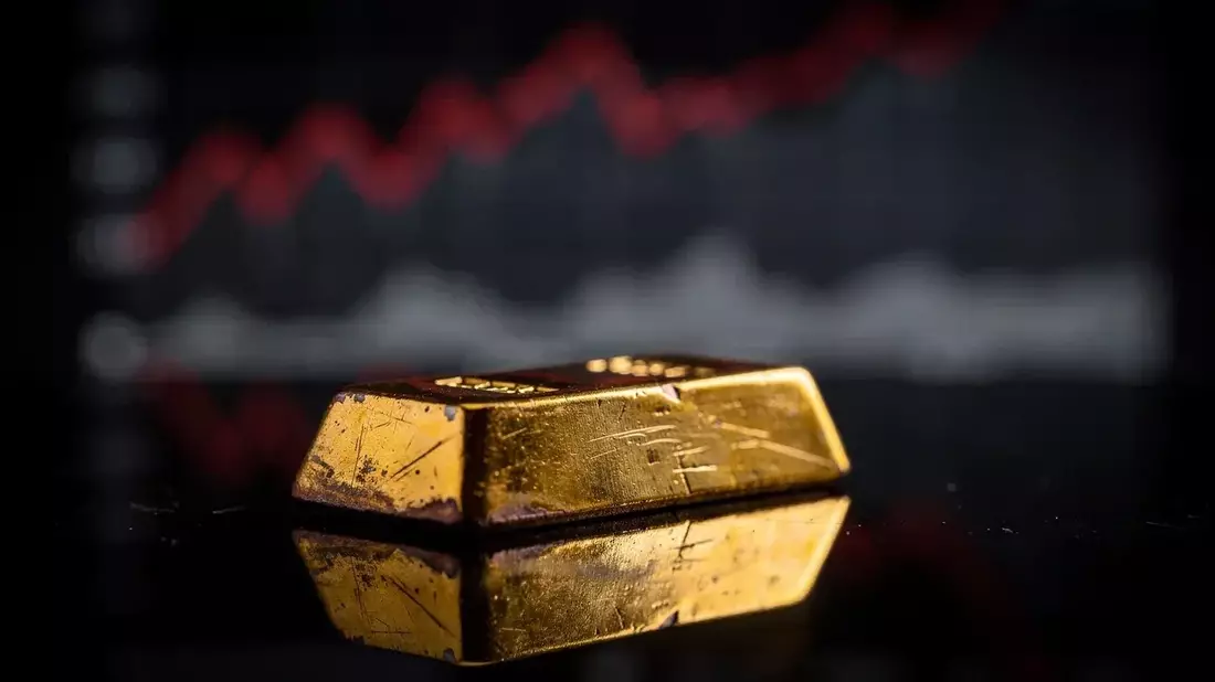 Oro frena racha bajista: sube 3.87% pero JPMorgan recorta perspectiva