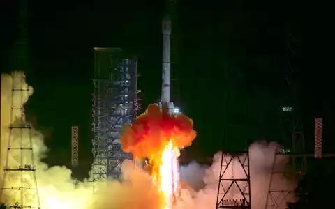 Chinas Tianwen-2-Sonde hob vergangenes Jahr an Bord einer Langer-Marsch-3B-Trägerrakete ab. Nun hat sie ihr Ziel erreicht. (Archivbild) - Foto: Cai Yang/XinHua/dpa