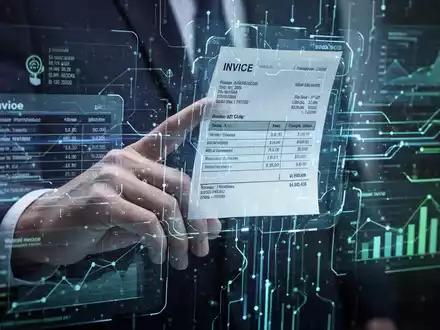Eine Hand interagiert mit einer holografischen Benutzeroberfläche, die digitale Rechnungen und Datenströme anzeigt, symbolisiert E-Rechnungspflicht. - Foto: über boerse-global.de