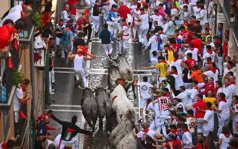 Die Stierhatz von Pamplona wird im spanischen Fernsehen gleich von mehreren Sendern jeden Tag live übertragen. (Archivbild) - Foto: Miguel Oses/AP/dpa