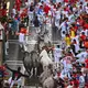 Die Stierhatz von Pamplona wird im spanischen Fernsehen gleich von mehreren Sendern jeden Tag live übertragen. (Archivbild) - Bild: Miguel Oses/AP/dpa