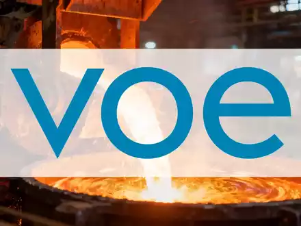Eine Szene aus der Stahlindustrie mit glühendem, geschmolzenem Metall, die Optimismus und Wachstum symbolisiert. - Foto: über boerse-global.de