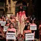 Die Proteste von Tierschützern tun der Party keinen Abbruch. - Bild: Miguel Oses/AP/dpa