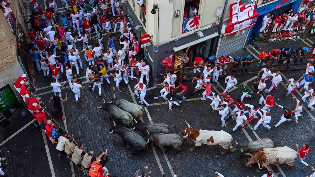 Über die Sanfermines schrieb unter anderem der US-Schriftsteller Ernest Hemingway in seinem Roman «Fiesta». (Archivbild) - Bild: Miguel Oses/AP/dpa