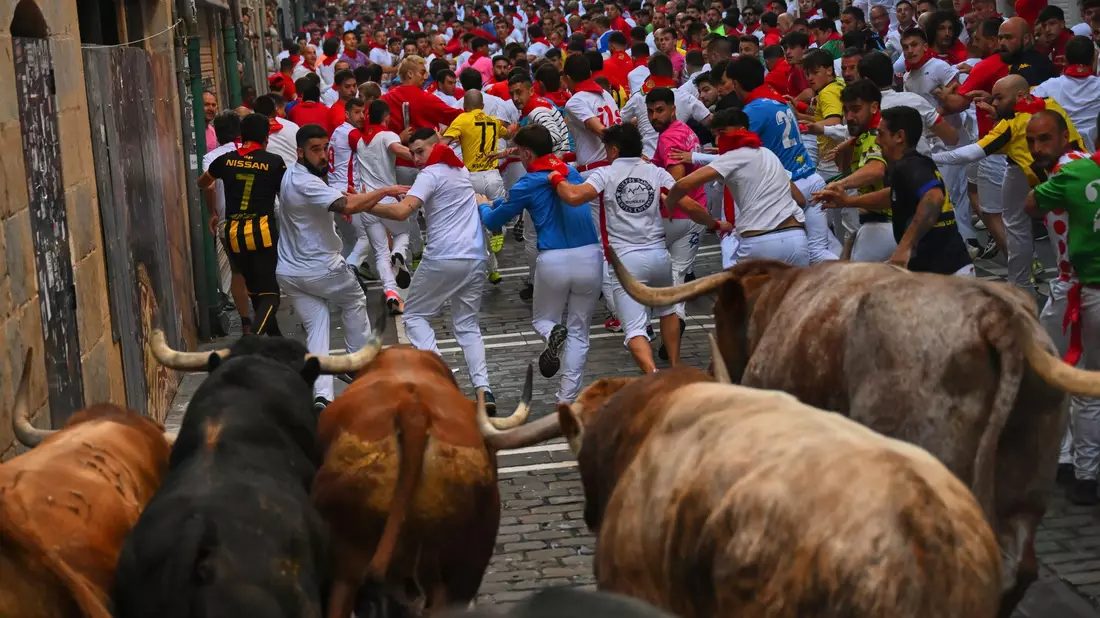 Das umstrittene Fest lässt in Pamplona die Kassen klingeln. (Archivbild) - Bild: Miguel Oses/AP/dpa