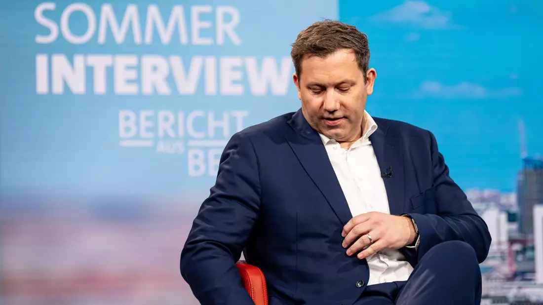 Finanzminister Klingbeil: Milliardenlücke geschlossen. - Bild: Fabian Sommer/dpa