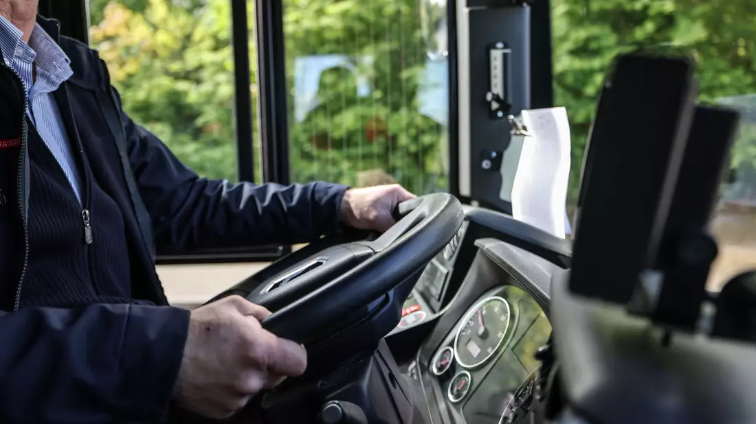 Zwei von fünf Bus- und Straßenbahnfahrerinnen und -fahrern in Deutschland gehen in den nächsten 10 bis 15 Jahren in Rente. (Archivbild) - Bild: Oliver Berg/dpa