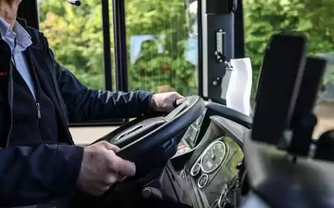 Zwei von fünf Bus- und Straßenbahnfahrerinnen und -fahrern in Deutschland gehen in den nächsten 10 bis 15 Jahren in Rente. (Archivbild) - Foto: Oliver Berg/dpa