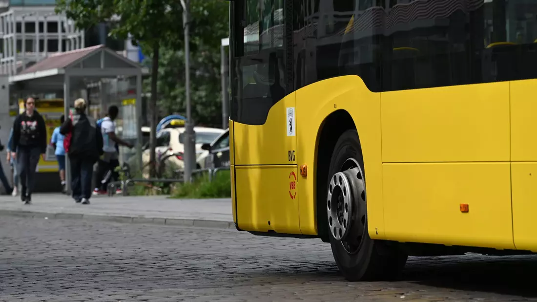 Die BVG in Berlin fährt weiter mit einem reduzierten Bus-Angebot. (Archivbild) - Bild: Helena Dolderer/dpa