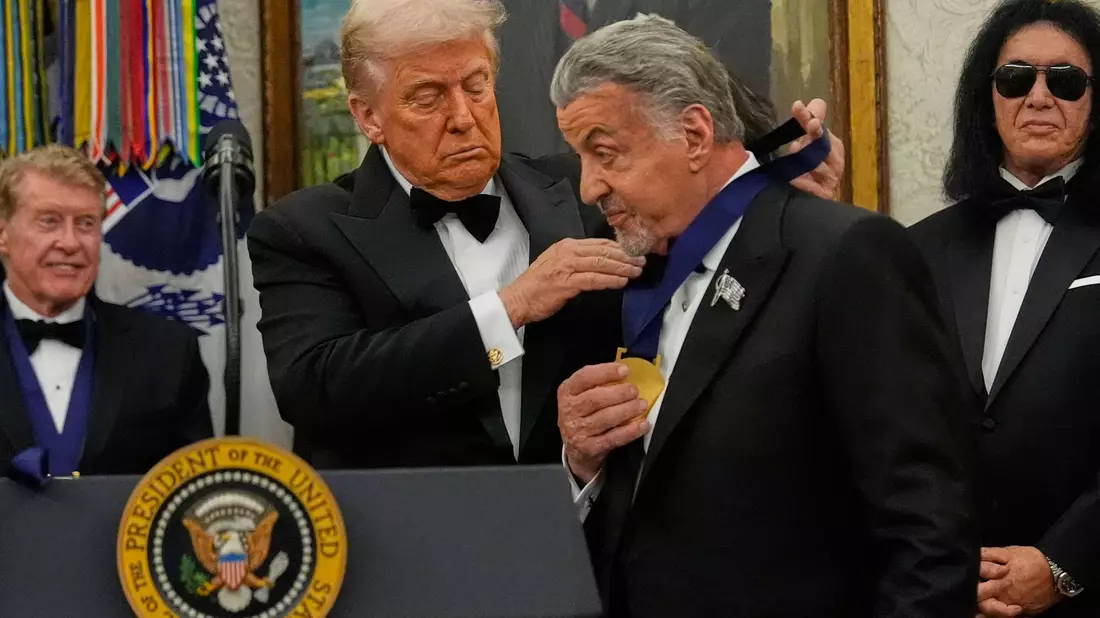 Sylvester Stallone erhält eine Auszeichnung für sein Lebenswerk. (Archivbild)  - Bild: Julia Demaree Nikhinson/AP/dpa