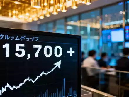 Ein japanischer Börsenticker zeigt positive Zahlen mit einem unscharfen Hintergrund von Händlern. - Foto: über boerse-global.de