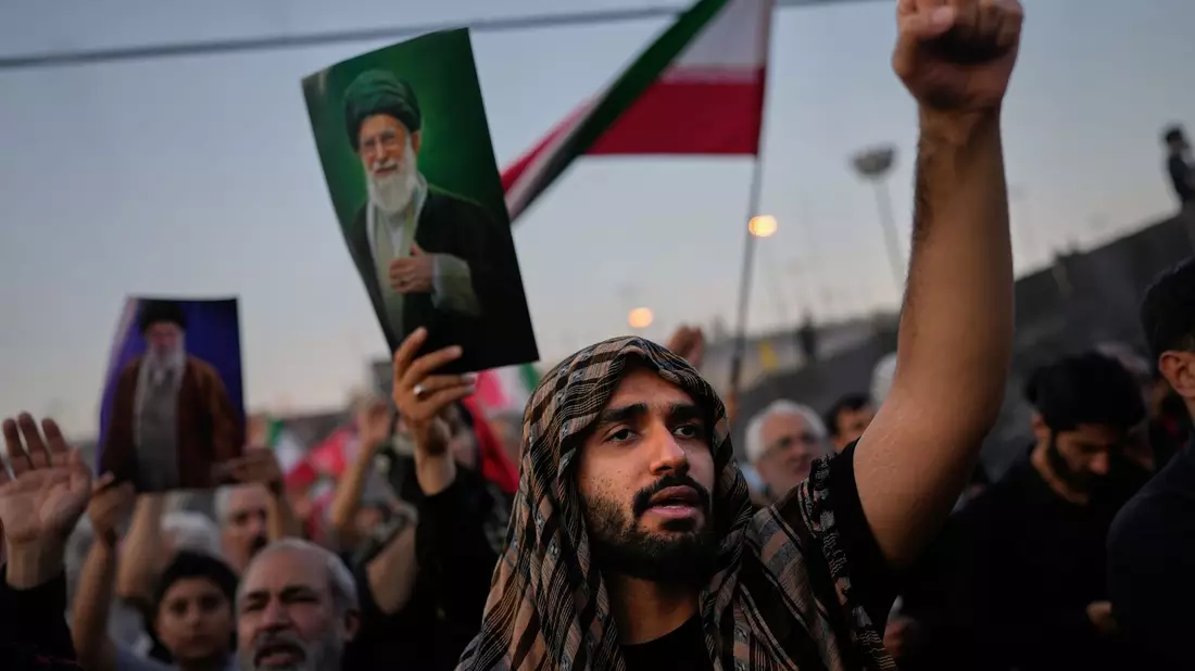 Nach dem Tod des Staatsoberhaupts Ajatollah Ali Chamenei entbrannte ein Streit innerhalb des Machtapparats. (Archivbild) - Bild: Altaf Qadri/AP/dpa