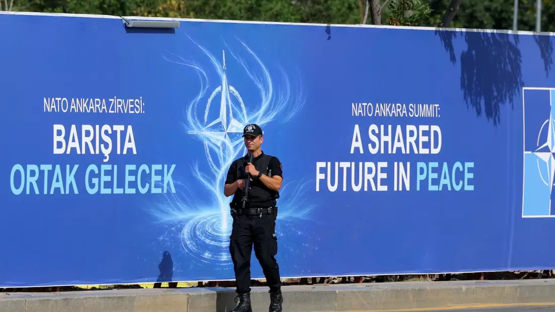 «Eine gemeinsame Zukunft in Frieden» steht in der Türkei auf Plakaten zum Gipfel: Für die Ukraine ist das derzeit nur ein Traum. (Archivbild) - Bild: Riza Ozel/AP/dpa