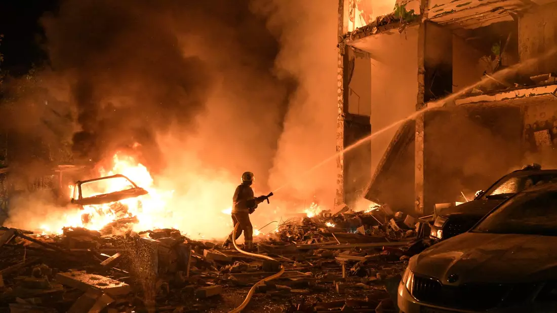 Die ukrainischen Rettungskräfte waren einmal mehr im Dauereinsatz. - Bild: Danylo Antoniuk/AP/dpa