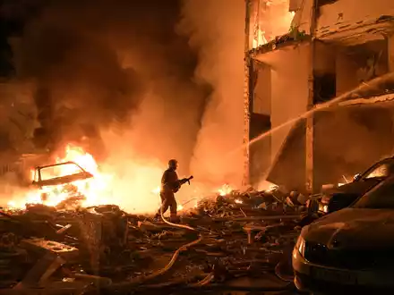 Die ukrainischen Rettungskräfte waren einmal mehr im Dauereinsatz. - Foto: Danylo Antoniuk/AP/dpa