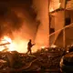 Die ukrainischen Rettungskräfte waren einmal mehr im Dauereinsatz. - Bild: Danylo Antoniuk/AP/dpa