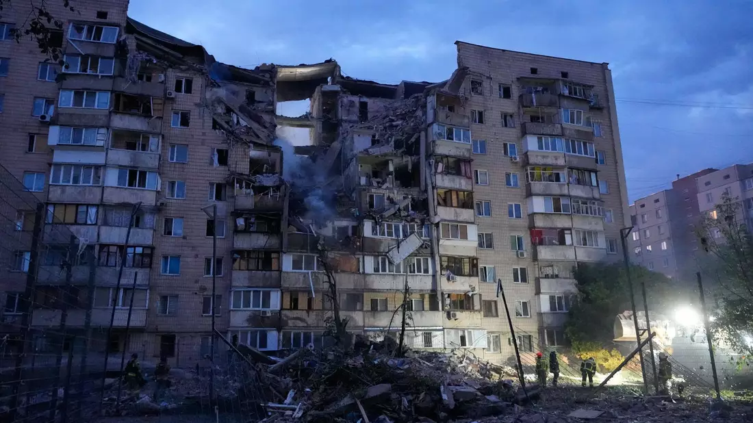 Seit Jahren beschießen die Angreifer die ukrainische Hauptstadt - vor allem nachts. - Bild: Efrem Lukatsky/AP/dpa