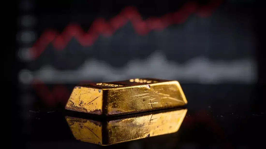 Gold Rebounds After Weak Jobs Data, But Outlook Split Between $5,000 and $4,500