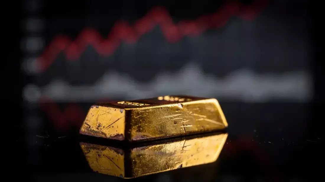 Oro rebota 3,87% en semana, analistas divididos entre 4.500 y 6.000 dólares