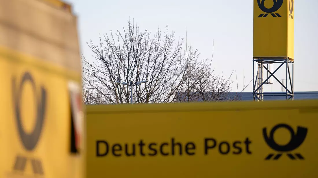 Posthörner, so weit das Auge reicht: Blick auf ein Briefzentrum der Deutschen Post. (Archivbild) - Bild: Henning Kaiser/dpa