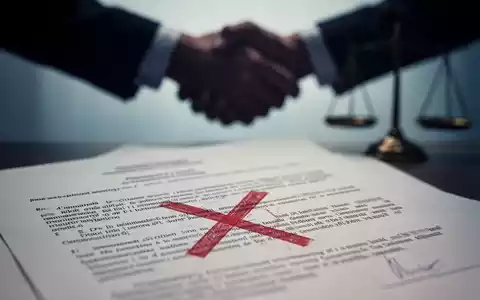Eine Nahaufnahme eines Arbeitsvertrags mit einem Stempel oder einer Markierung, die eine Kündigung oder Änderung symbolisiert. - Foto: über boerse-global.de