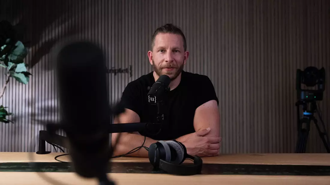 Berndt nimmt mitunter zwei Podcasts an einem Tag in seinem Studio in einem Kölner Vorort auf (Archivbild). - Bild: Rolf Vennenbernd/dpa