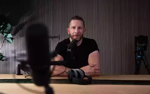 Berndt nimmt mitunter zwei Podcasts an einem Tag in seinem Studio in einem Kölner Vorort auf (Archivbild). - Foto: Rolf Vennenbernd/dpa