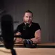 Berndt nimmt mitunter zwei Podcasts an einem Tag in seinem Studio in einem Kölner Vorort auf (Archivbild). - Bild: Rolf Vennenbernd/dpa