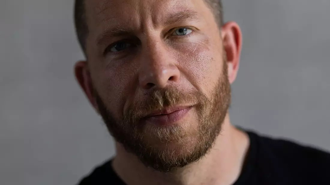 Er interviewte anfangs vor allem Bekannte aus der Kampfsport- und Kraftsport-Szene (Archivbild). - Bild: Rolf Vennenbernd/dpa