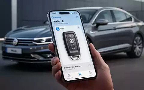 Ein iPhone zeigt die Apple Wallet Autoschlüssel-Oberfläche für einen Volkswagen, im Hintergrund ein Auto. - Foto: über boerse-global.de