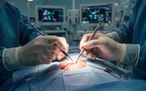 Nahaufnahme der Hände eines Chirurgen bei einer minimalinvasiven Operation mit leuchtenden chirurgischen Instrumenten. - Foto: über boerse-global.de