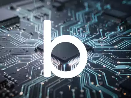 Nahaufnahme von Mikrochips mit komplexen Leiterbahnen und einem sanften, futuristischen Leuchten, das technologischen Fortschritt symbolisiert. - Foto: über boerse-global.de
