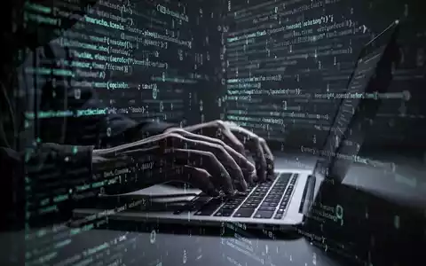 Hände tippen auf einem Laptop, überlagert von abstrakten digitalen Datenströmen, die Cyberkriminalität und Betrug symbolisieren. - Foto: über boerse-global.de