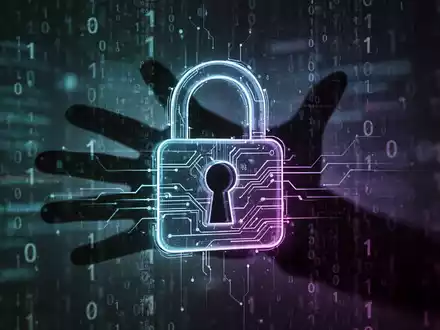 Ein stilisiertes digitales Vorhängeschloss vor verschwommenen Datenströmen, eine schattenhafte Hand greift danach. Symbolisiert Online-Betrug und Cybersicherheit. - Foto: über boerse-global.de