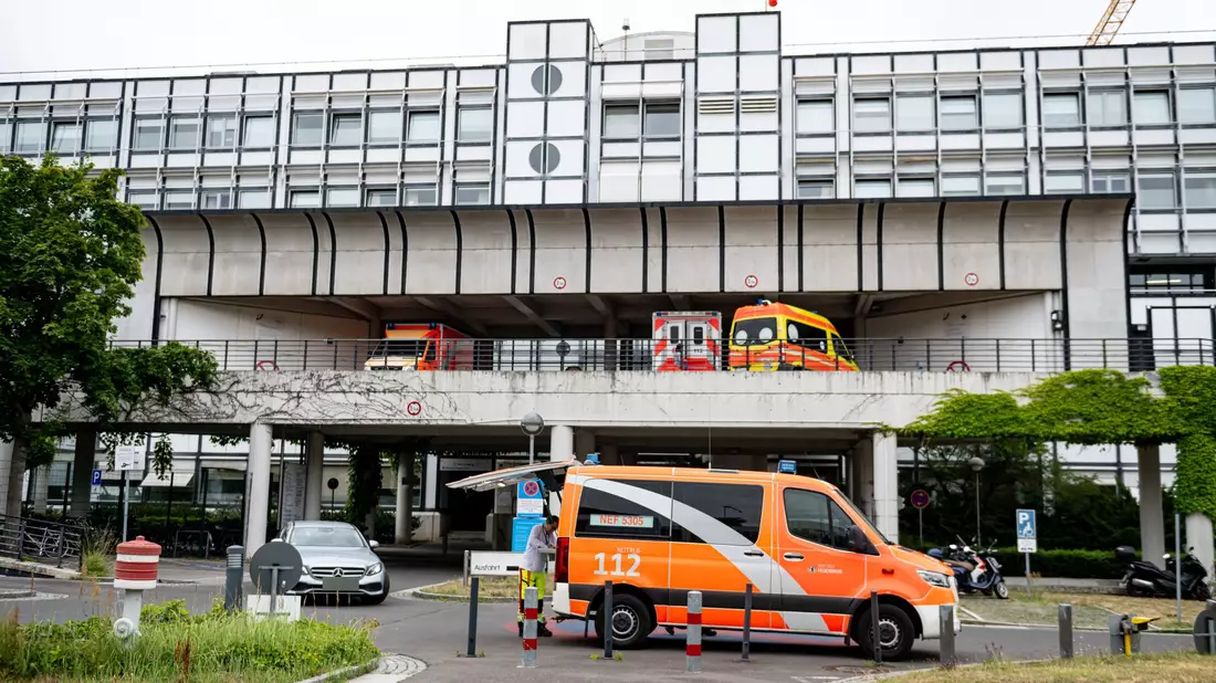 Nach dem Tod eines Patienten in einer Berliner Klinik ermittelt eine Mordkommission. - Bild: Fabian Sommer/dpa