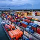 Containerumschlag im Duisburger Hafen: Der Auftragseingang in der deutschen Industrie hat im Mai wieder zugelegt. (Archivbild) - Bild: Oliver Berg/dpa