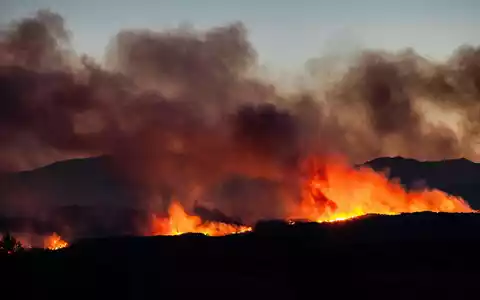 Wind, Hitze und Trockenheit fachen einen großen Brand in Südfrankreich an. - Foto: Jc Milhet/AFP/dpa