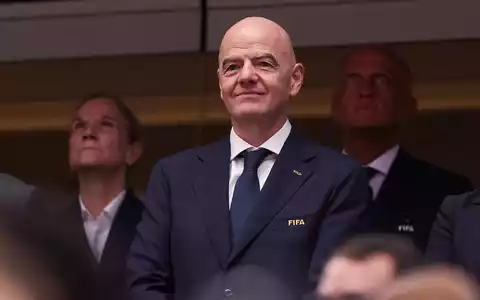 Die FIFA um Gianni Infantino steht nach der Aussetzung einer Rot-Sperre in der Kritik. - Foto: Sam Hodde/AP/dpa
