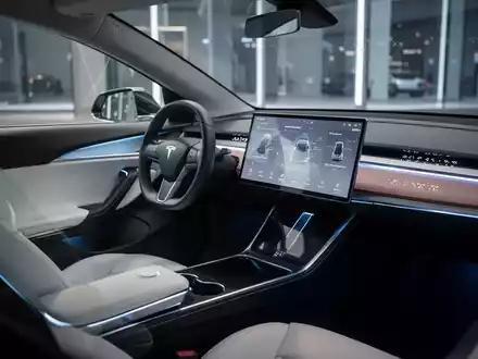Innenansicht eines Tesla Robotaxis mit Braille-Beschriftungen auf den Bedienelementen, aus der Perspektive eines sehbehinderten Fahrgasts. - Foto: über boerse-global.de
