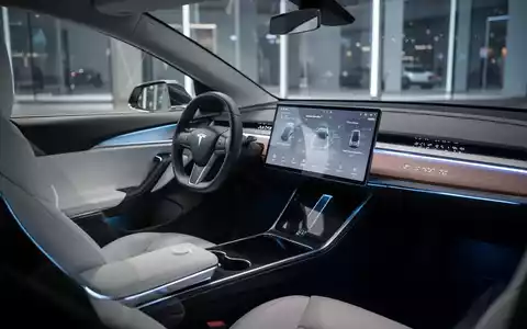 Innenansicht eines Tesla Robotaxis mit Braille-Beschriftungen auf den Bedienelementen, aus der Perspektive eines sehbehinderten Fahrgasts. - Foto: über boerse-global.de