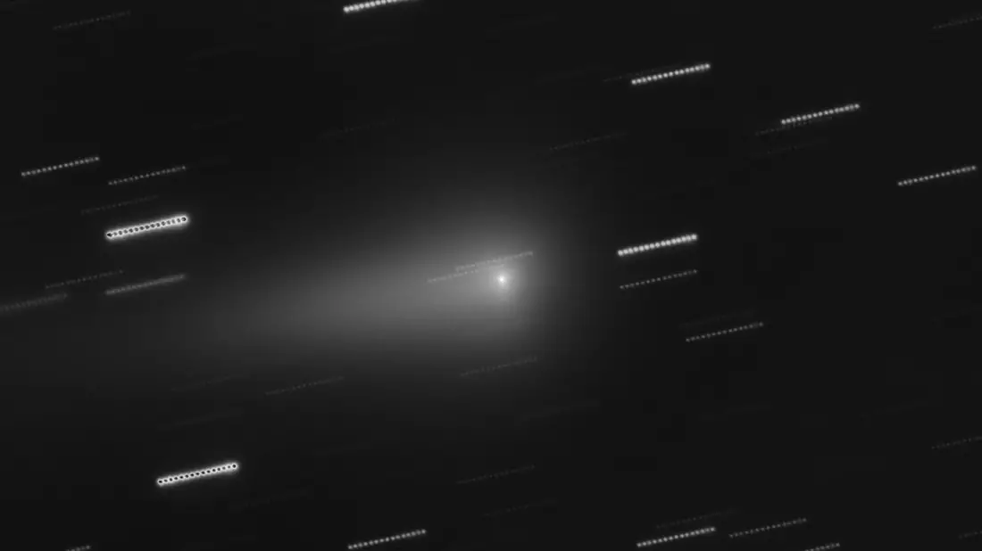 In der Mitte ist der Komet 3I/Atlas zu sehen. Die Sterne im Hintergrund erscheinen als Lichtspuren, weil die Aufnahme aus mehreren nacheinander aufgenommen Einzelbildern zusammengesetzt wurde. - Bild: O. Hainaut/ESO/dpa