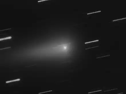 In der Mitte ist der Komet 3I/Atlas zu sehen. Die Sterne im Hintergrund erscheinen als Lichtspuren, weil die Aufnahme aus mehreren nacheinander aufgenommen Einzelbildern zusammengesetzt wurde. - Foto: O. Hainaut/ESO/dpa