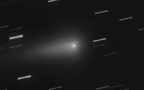 In der Mitte ist der Komet 3I/Atlas zu sehen. Die Sterne im Hintergrund erscheinen als Lichtspuren, weil die Aufnahme aus mehreren nacheinander aufgenommen Einzelbildern zusammengesetzt wurde. - Foto: O. Hainaut/ESO/dpa
