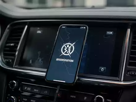 Smartphone-Bildschirm mit Fehler im Auto-Dashboard, symbolisiert Software-Update-Probleme. - Foto: über boerse-global.de