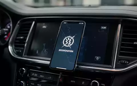 Smartphone-Bildschirm mit Fehler im Auto-Dashboard, symbolisiert Software-Update-Probleme. - Foto: ĂŒber boerse-global.de