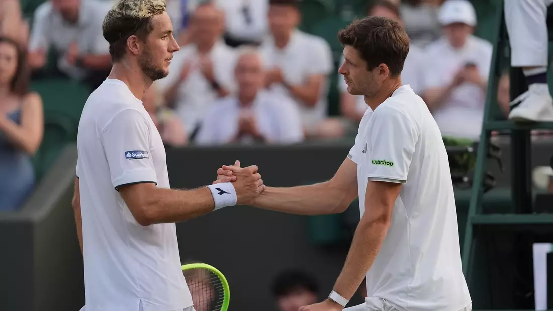 Struffs Achtelfinalgegner Hubert Hurkacz (r) gab verletzt auf. - Bild: Maja Smiejkowska/AP/dpa