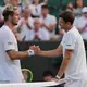 Struffs Achtelfinalgegner Hubert Hurkacz (r) gab verletzt auf. - Bild: Maja Smiejkowska/AP/dpa