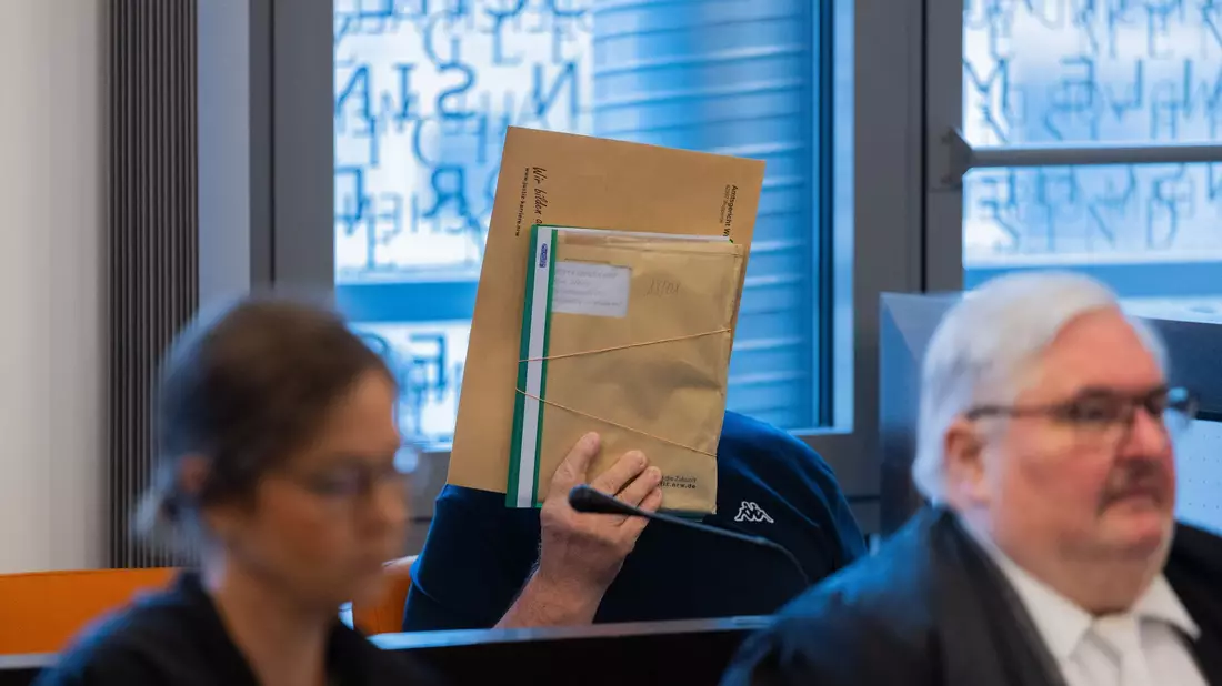 Prozess beginnt mit Geständnis - Bild: Rolf Vennenbernd/dpa