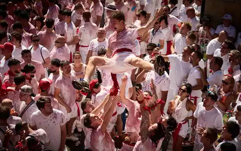Mehr als 12.000 Menschen nahmen an der Eröffnungsparty auf dem Rathausplatz teil. - Foto: Eduardo Sanz/EUROPA PRESS/dpa